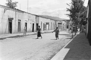Stadt und Berg : Personen auf einer Straße