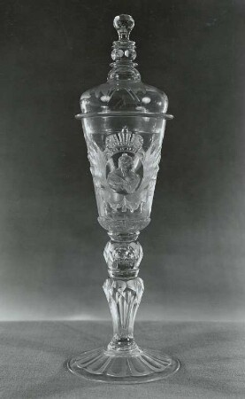 Deckelpokal mit Porträtbüste der russischen Zarin Elisabeth I. Petrowna : Deckelpokal mit Hochschnitt-Porträtbüste der russischen Zarin Elisabeth I. Petrowna. Dresden, nach 1741. Glas (farblos), Hoch-, Matt- und Klarschnitt; Höhe mit Deckel 37,2 cm. Dresden: Kunstgewerbemuseum 37108