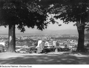 Aussichtspunkt oberhalb einer Stadt