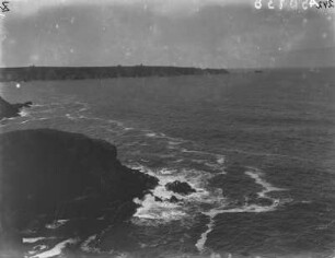 Küstenlinie : Küstenlinie von Pointe du Raz mit Leuchtturm und dem Haus des Kirchners.