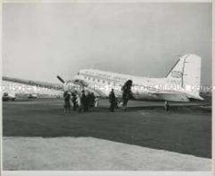 Ausstieg aus einer "Pionair"-Maschine der British European Airways in London-Northolt