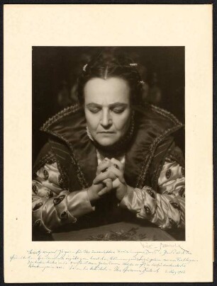 Bildnis Antonia Dietrich : Portrait Antonia Dietrich im Rollenkostüm mit Widmung, signiert und datiert. Fotografie passepartouriert, signiert und verso mit Fotografenstempel.