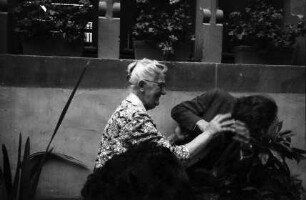 Freiburg: Rathaushof, Frau Bellinghaus rauft mit Popp [Verabschiedung von Frau Bellinghausen als Stadträtin?]