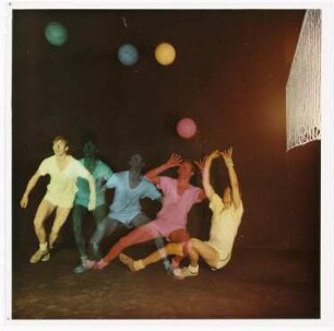 Bewegungsstudie eines Volleyball-Spielers : Bewegungsstudie eines Volleyball-Spielers, Strobochromatografie. Werbeaufnahme für die Marke ORWO des VEB Filmfabrik Wolfen
