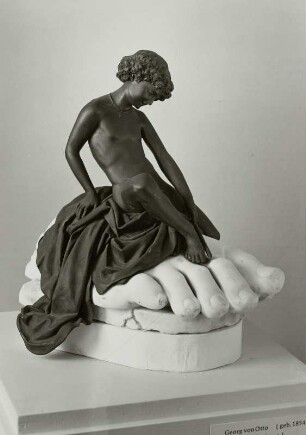 Sitzender Knabe