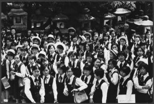 Gruppe von uniformierten Schulkindern