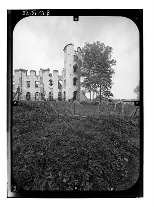 Dargun. Schloßruine (Zerstörung 1945). Teilansicht mit Eckturm