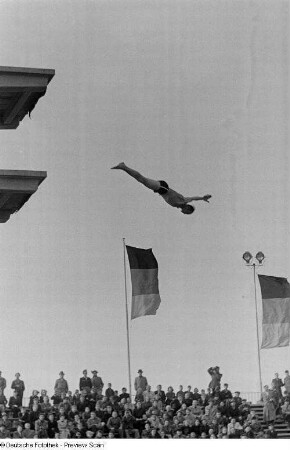 Wettkampf im Wasserspringen im Schwimmstadion an der Stalinallee (heute: Jahnallee)