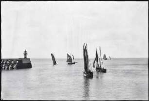 Le Havre, Fischerboote verlassen den Hafen