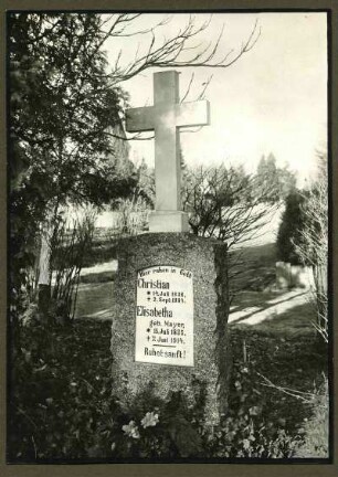 Friedhof. Grabkreuz