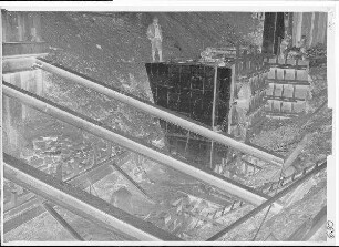Staustufe Schweinfurt. Wehr Schweinfurt, Baugrube für die Ufermauer oberhalb der Bootsschleuse nach oberstrom gesehen.