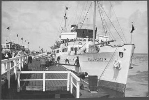 Passagierdampfer "Königin Luise" : Passagierdampfer "Königin Luise" des Hapag-Seebäderdienstes vor dem Auslaufen. Cuxhaven, Alte Liebe