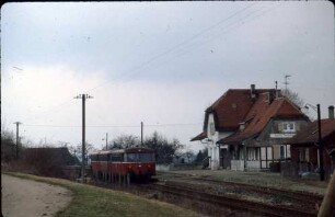 Maitis-Hohenstaufen Einfahrt Zug 6625 Schienenbus 797 505 Beiwagen Baureihe 997 Bahnsteig