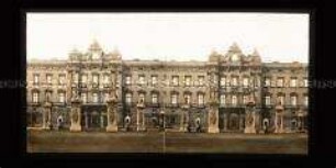 Eingangstor mit Wachenposten zum Buckingham Palace, London