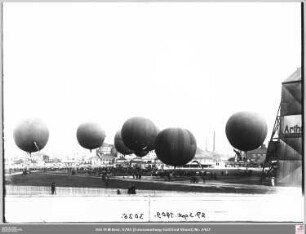 Aufsteigende Freiballons bei der Internationalen Luftschiffahrt-Ausstellung (ILA)