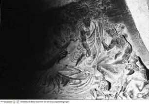 Grabmal für Papst Paul III. Farnese, Seitliche Bronzeappliken: Putti und Reliefs der Personifikationen Fides, Spes, Temperantia und Fortitudo