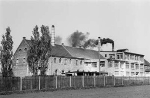 Halle. Porzellanwerk Lettin (1858 gegründet). Fabrikgebäude mit qualmendem Schornstein