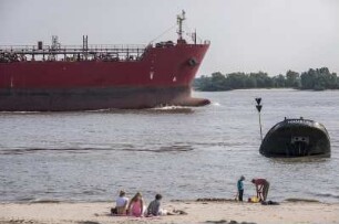 Gesunkene Schute in Hamburg am Elbe-Strand in Blankenese. 2019