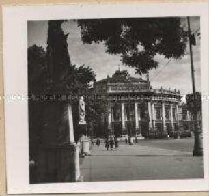 Wien, Burgtheater, erbaut von Gottfried Semper (Grundriß) und Karl Freiherr von Hasenauer (Fassade)