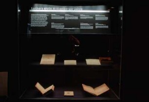 SLUB, Ausstellung "Wie Luthers Worte fliegen lernten" : Vitrine "Luthers erste Wittenberger Jahre"