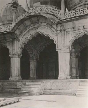 Neu-Delhi, Indien. Perlmoschee (Moti Masjid, 1662 unter Aurangzeb) aus weißem und grauem Marmor im Innern der Bastion Rotes Fort (1638-1648; seit 2007 Weltkulturerbe der UNESCO). Arkadenhof