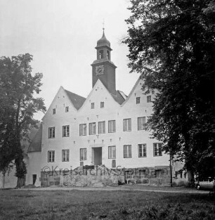 Kloster Nütschau: Herrenhaus: Restaurierung der Nordfront: vor Fertigstellung der Außentreppe: davor Sandhaufen: vorn Rasenfläche: rechts und links Bäume