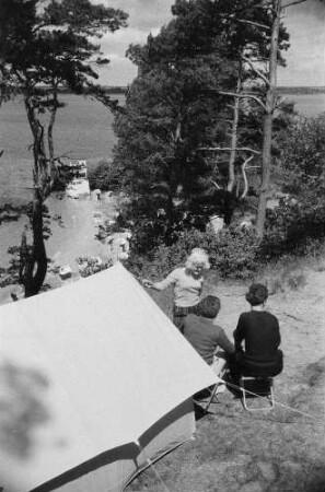 Waren (Müritz). Campingplatz Ecktannen. Camper vor ihrem Zelt