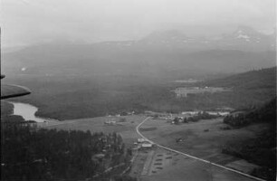 Luftbildaufnahme einer Landschaft : Hügelige Landschaft in Norwegen. Im Bildhintergrund ein Gebirgsmassiv.