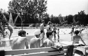 Badebetrieb im Knittlinger Freibad.