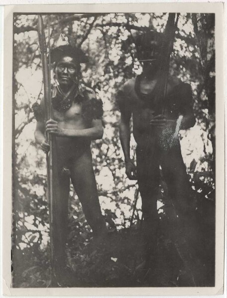 Deux Umotines de la Barbade sur la place du port à Masepo