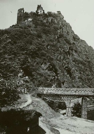 Altenahr, Burgruine Are : Altenahr. Blick zur Ruine der Burg Are (ab 1095, 1714 zerstört), davor Brückenteil zu einem der Tunnel