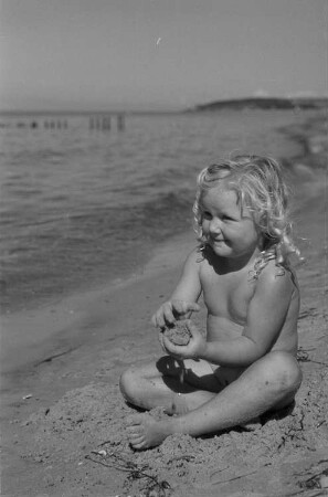 Hiddensee: Kinder beim Baden, Landschaften, Meeresaufnahmen : Kleines Mädchen am Strand, mit Sand spielend