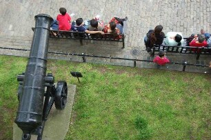 London - Touristen im Tower : Blick auf die untere Wallanlage, alte Kanone, Touristen, aufgenommen im Tower von London im Mai 2006
