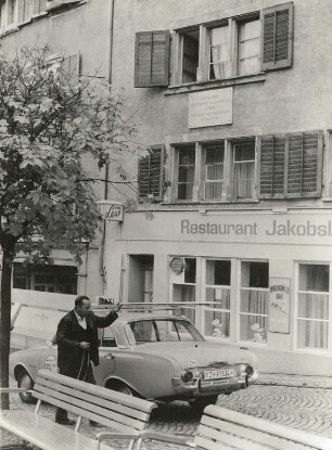 Zürich, Spiegelgasse. Wohnhaus mit Gedenktafel an W. I. Lenin. Ansicht mit Ford-Taunus