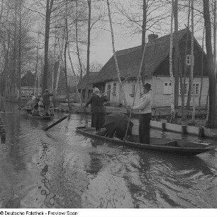 Bauern auf Kähnen im Spreewald
