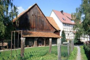 Weg zwischen zwei Grundstücken, Scheune mit verbrettertem Giebel