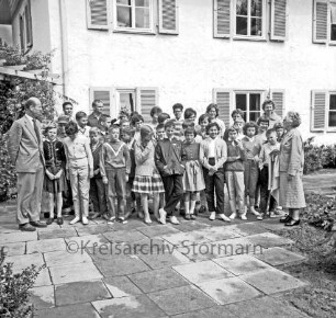 Franz-Spliedt-Heim: Jugendheim des Deutschen Gewerkschaftsbundes (DGB-Nordmark): Seebergen: Internationales Kinderdorf: internationale Kindergruppe mit Betreuern sowie Leiter Fred Diehl und Leiterin des ersten Kinderdorfs Julchen Blohm: hinten Heimgebäude