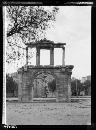 Athen, Hadriansbogen