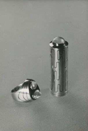 Ring und Lippenstifthülle von Christa Jolowicz