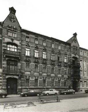 Dresden-Löbtau, Schillingplatz 17/19. Wohnhäuser (um 1895). Straßenansicht von Nordost