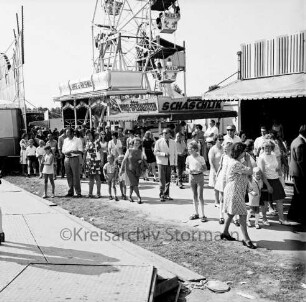 Schützenfest: Veranstalter Bürgerschützengilde von 1627 e.V. Bad Oldesloe: Volksfestplatz bei Schützenhalle, Sehmsdorfer Straße: Riesenrad, Imbissstand, Jahrmarktstand: Besucher mit Kindern, 29. Juli 1973