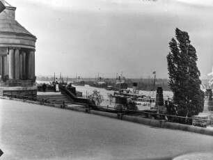 Szczeciner Hafen : Blick auf den Hafen in Szczecin (Stettin) mit zahlreichen Dampfschiffen. Im Vordergrund eine Aussichtsplattform mit einigen Personen. Im Mittelgrund ein Ausflugsdampfer, der vor Anker liegt.
