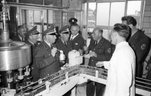 Besichtigung der Milchzentrale Karlsruhe durch die Karlsruher Polizei anläßlich des "Tags der Milch".