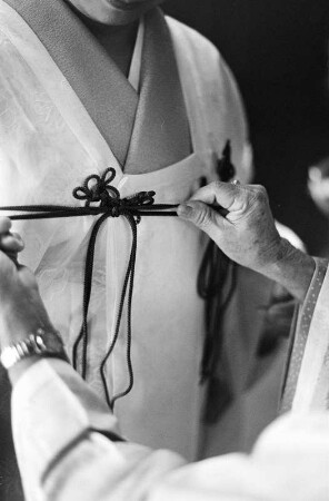 Traditionelles Gewand für Biwa-Aufführungen, das über dem Kimono mit einer Kordel (Hovi) gebunden wird, Tokio