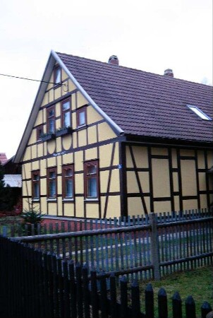 einstöckiges Fachwerkhaus, am Giebel Erbauungsjahr 1886 vermerkt