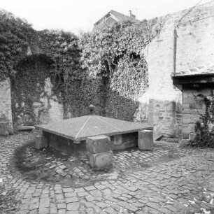 Stadtbrunnen bei der Schelmenpforte (Brunnenanlage); Ortenberg, Untergasse