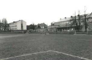 Dresden-Räcknitz, Zellescher Weg 18/20. Sportplatz (künftiger Standort des Zentralgebäudes der SLUB). Ansicht mit Sportcasino von Nordosten