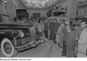 Besucher in der sowjetischen Ausstellungshalle (Sowjetischer Pavillon) für Autos