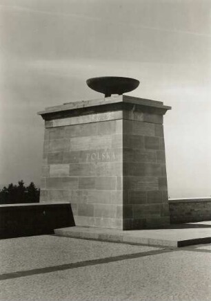 Weimar. Nationale Gedenkstätte Buchenwald auf dem Ettersberg. Straße der Nationen. Pylon mit Flammenschale "Sowjetunion"