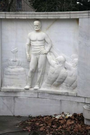 Schillerdenkmal : Schillerdenkmal. Marmor (1913-1914; S. Werner). Relief mit Glockenläutern. Dresden-Neustadt, Albertplatz